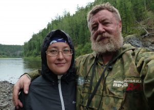 los periodistas Nikolái Varségov y su esposa Natalia, que compartió los detalles de la investigación del caso, su experiencia personal y también sus impresiones sobre la misteriosa y fría taiga rusa