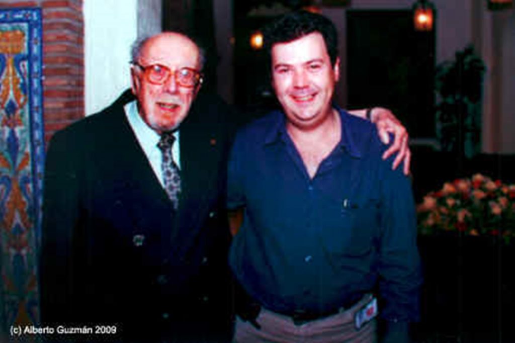 En Septiembre de 2000 la Asociación EDENEX, organizó el que fue el último homenaje en vida al padre de al ufología española. En la foto junto a Alberto Guzmán (presidente de EDENEX). Foto: J.L. Peláez.
