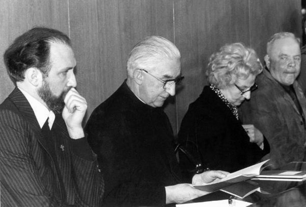 El Padre Arnold Renz y el Padre Ernst Alt y los padres de Anneliese, Josef y Anna, fueron condenados a seis meses de prisión.