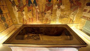 Tutankamón ha sido siempre una figura fascinante. Quizás su historia, quizás el misterio que siempre ha rodeado al mundo egipcio, o quizás las muchas leyendas que siempre se han contado a raíz de las misteriosas muertes de algunos de los integrantes de aquella expedición que en el año 1922 descubrieron los restos de la tumba de este mítico faraón.