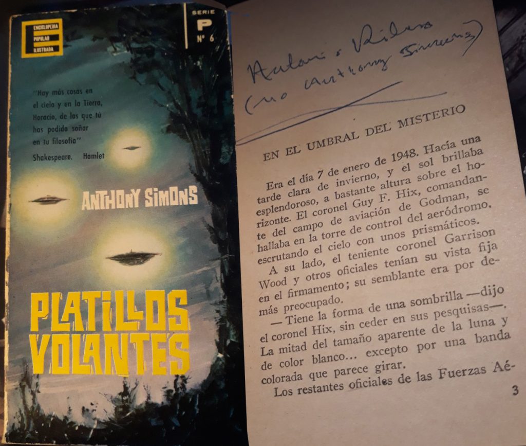 “Antonio Ribera y no Anthony Simmons” me firmó en su primer libro sobre “platillos volantes” tipo “Corin Tellado” de poco más de treinta pequeñas y amarillentas páginas.