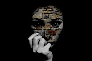La distorsión de la realidad es uno de los mecanismos de defensa en el que la persona presenta una visión desajustada de si misma y/o los acontecimientos.