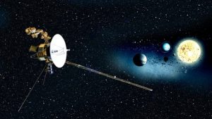 Las naves espaciales Voyager 1 y Voyager 2 fueron lanzadas desde la Tierra en 1977. Su misión fue explorar Júpiter y Saturno--y planetas que se encuentran más allá de nuestro sistema solar.