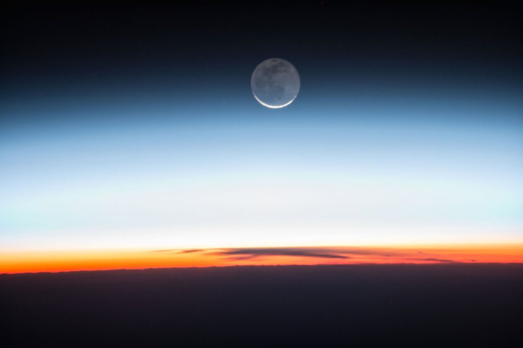Una imagen tomada desde la Estación Espacial Internacional en 2011 muestra el brillo de la Tierra en la luna.