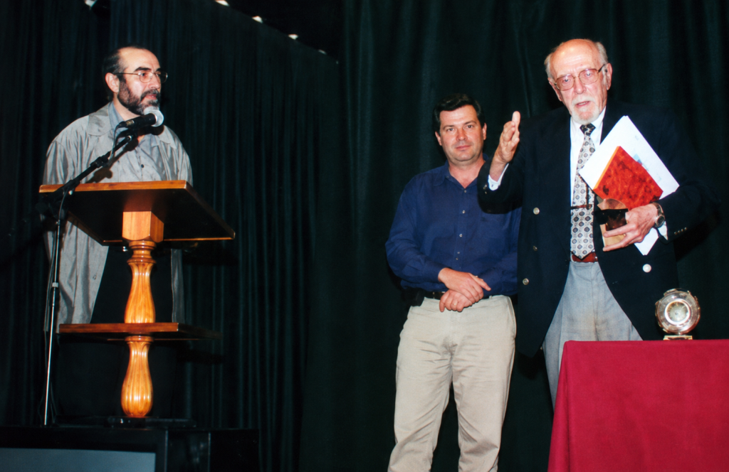 De izquierda a derecha: Miguel Ángel del Puerto, Alberto Guzmán y Antoni Ribera, durante un encuentro sobre misterio organizado por EDENEX en 2001.