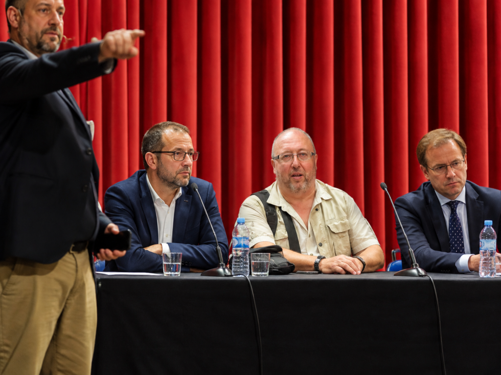 El presentador y director cinematográfico Carlos Dueñas, junto a Josep Guijarro, Miguel Aracil y Javier Sierra, durante el homenaje a Antonio Ribera celebrado en Sant Feliú de Codines.Foto: Alberto Guzmán.