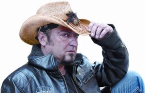 Carlos Segarra es un músico y guitarrista español conocido principalmente por ser el líder y fundador del grupo "Los Rebeldes". Nacido el 27 de julio de 1959 en Barcelona, España, Carlos Segarra se convirtió en una figura destacada en la escena musical española gracias a su estilo característico y su influencia en el rockabilly y el rock and roll en España. Carlos Segarra fundó Los Rebeldes en Madrid en 1979 y se convirtió en el cantante principal y guitarrista principal de la banda. Su estilo de guitarra influenciado por el rockabilly, el rhythm and blues y el rock and roll se convirtió en una de las marcas distintivas de la música de Los Rebeldes. La banda se destacó por sus letras en español que abordaban temas de rebeldía, juventud y amor, resonando con una generación de jóvenes españoles que buscaban una expresión musical auténtica y fresca. A lo largo de su carrera con Los Rebeldes, Carlos Segarra ha lanzado numerosos álbumes exitosos, incluyendo "Noche de Acción" (1981), "Rebeldes con causa" (1983), "Cara o cruz" (1986) y otros. Estos álbumes incluyen canciones icónicas que se han convertido en himnos de la música española, como "Mediterráneo" y "Rebelde sin solución". A pesar de los cambios en la formación de la banda y las pausas en su carrera, Carlos Segarra ha mantenido viva la esencia de Los Rebeldes y ha continuado ofreciendo conciertos en vivo y grabando música. Su compromiso con la música y su estilo único lo han convertido en una figura venerada en la música rock española. Además de su trabajo con Los Rebeldes, Carlos Segarra también ha colaborado con otros músicos y ha participado en proyectos paralelos a lo largo de los años. Su influencia en la música española es innegable, y su legado como uno de los pioneros del rockabilly y el rock and roll en España sigue siendo relevante hasta el día de hoy. Carlos Segarra es una figura respetada y admirada en la escena musical española y continúa siendo una voz importante en el panorama musical del país.