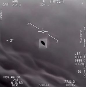 Las imágenes de UAPs (fenómenos aéreos no identificados) capturadas por militares de Estados Unidos muestran objetos voladores que desafían las características y capacidades de las aeronaves convencionales. Estas imágenes revelan lo siguiente: 1. Movimientos extraordinarios: Los UAPs exhiben movimientos rápidos, cambios de dirección bruscos, aceleraciones y desaceleraciones instantáneas, que están más allá de las capacidades de vuelo de las aeronaves humanas conocidas. 2. Formas y estructuras inusuales: Algunas imágenes muestran objetos con formas y estructuras no convencionales, como objetos alargados, esféricos o con geometrías irregulares. Estos diseños difieren de los aviones y drones convencionales. 3. Velocidades impresionantes: Los UAPs pueden alcanzar velocidades extremas, superando con facilidad a las aeronaves militares más avanzadas. Pueden desplazarse rápidamente sin producir estelas de condensación o ruido característicos de los aviones tradicionales. 4. Maniobras en el agua y el aire: Algunas imágenes muestran UAPs que parecen moverse sin problemas tanto en el aire como en el agua, lo que indica una capacidad para operar en múltiples entornos. 5. Ausencia de medios de propulsión visibles: En algunas imágenes, los UAPs no muestran motores, alas u otras características visibles que expliquen su capacidad de vuelo, desafiando así las leyes de la aerodinámica conocidas. Estas imágenes capturadas por militares de Estados Unidos han despertado un gran interés en la comunidad científica y han llevado a un mayor estudio y análisis de estos fenómenos aéreos inexplicables.