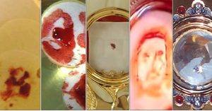 El 28 de abril de 2001, hubo una adoración eucarística en la parroquia de Santa María en Chirattakonam, la India, cuando de repente tres manchas rojas se materializaron en la hostia consagrada. El sacerdote no supo qué hacer, así que solo atinó a colocar la hostia de nuevo en el tabernáculo.