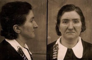 "Instantánea de Leonarda Cianciulli tomada por la policía tras su arresto, un retrato inquietante de la mujer detrás de los horrendos crímenes que conmocionaron a Italia."