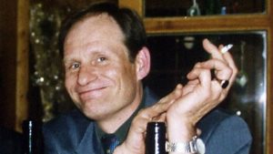 Armin Meiwes, conocido como el 'Caníbal de Rotemburgo', compartiendo una comida familiar antes de los acontecimientos que lo convertirían en uno de los criminales más notorios de Alemania, mostrando un contraste inquietante entre su vida cotidiana y sus macabras fantasías.