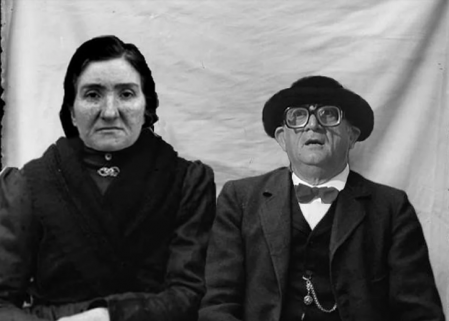 "Leonarda Cianciulli junto a su esposo, una pareja que aparentemente llevaba una vida normal, mientras su oscuro secreto se escondía en las sombras de su hogar."