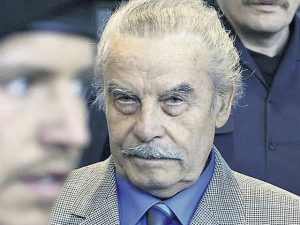 Josef Fritzl, el padre de Elisabeth, cuyo doble vida y crímenes horrendos fueron finalmente expuestos en 2008. Su fachada de respetabilidad ocultaba una realidad de abuso y cautiverio inimaginable.