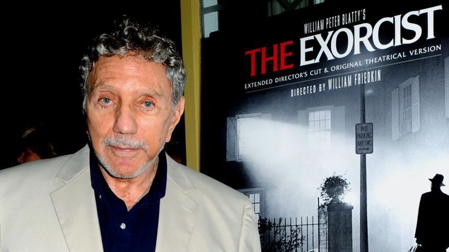 William Peter Blatty, autor de la novela "El Exorcista", basada en el aterrador caso real del exorcismo de Roland Doe. Su obra, publicada en 1971, marcó un antes y un después en el género del terror y fue adaptada a una exitosa película en 1973.