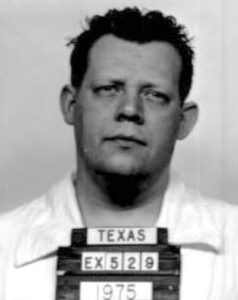 "Ronald Clark O'Bryan, conocido como el 'Candy Man,' durante su juicio en 1974 por el asesinato de su hijo, Timothy, a quien envenenó con dulces contaminados de cianuro en Halloween. El caso conmocionó al país, dejando una oscura huella en las festividades de Halloween y recordando el peligro potencial en el lugar menos esperado."