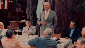 Richard Nixon (derecha) y Ronald Reagan (izquierda) en una reunión privada en Bohemian Grove. Un encuentro entre futuros presidentes en el exclusivo club.