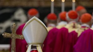 La palabra "cónclave" procede del latín cum clave, que significa "con llave", y refleja la tradición de confinar a los cardenales. Desde el siglo XV, las elecciones se celebran en el interior de la Capilla Sixtina, bajo sus famosos frescos renacentistas.