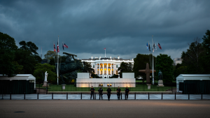 Los think tanks como Heritage actúan como cerebros en la sombra, diseñando las políticas que luego ejecutan los gobiernos.