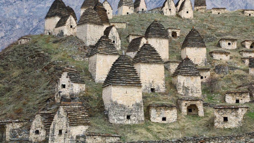 Dargavs, Rusia: el antiguo osario en las montañas del Cáucaso donde, según la tradición, los suspiros de los difuntos aún resuenan entre las piedras.