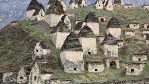 Dargavs, Rusia: el antiguo osario en las montañas del Cáucaso donde, según la tradición, los suspiros de los difuntos aún resuenan entre las piedras.