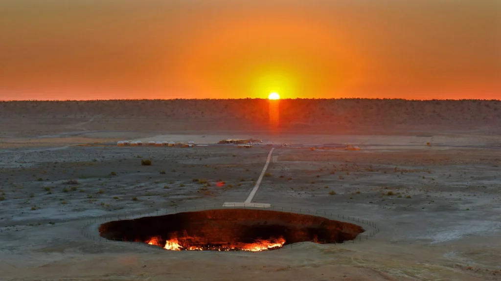 Darvaza, Turkmenistán: el imponente cráter en llamas conocido como “La Puerta del Infierno”, que arde sin descanso desde 1971 en medio del desierto de Karakum.