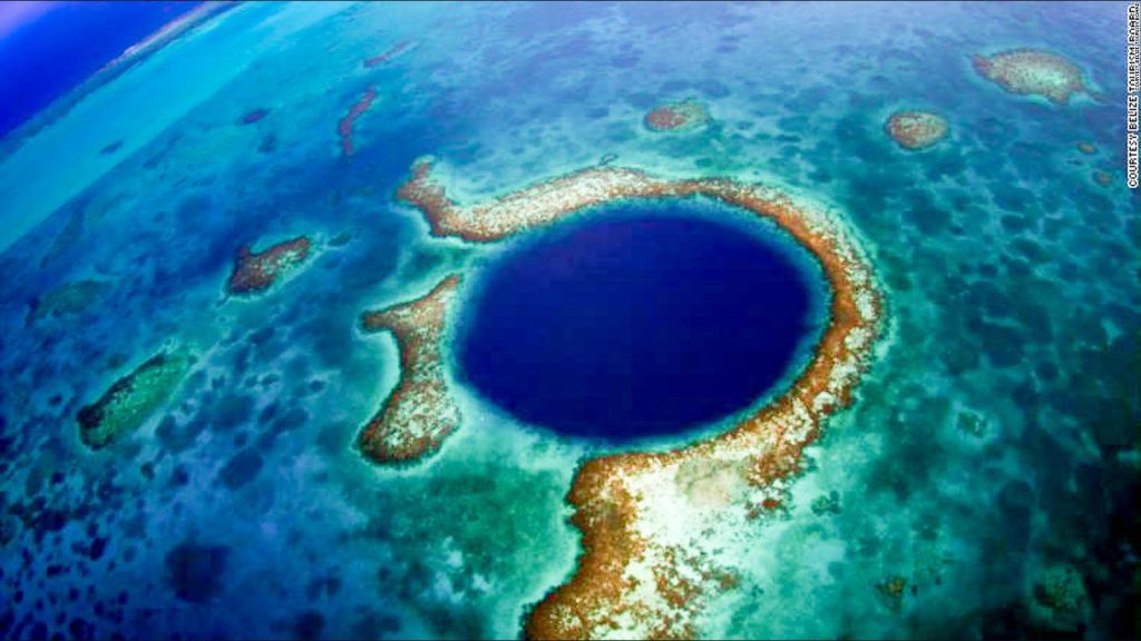 ChatGPT PlusBelice: vista aérea del Gran Agujero Azul, un sumidero marino de 124 m de profundidad que se adentra en un mundo subterráneo plagado de leyendas y destellos inesperados.