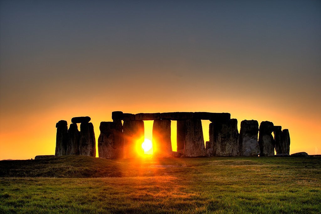 Stonehenge (Reino Unido) y los círculos de potrero en Irlanda: megalitos y alineaciones prehistóricas que, según la leyenda, marcan umbrales hacia el territorio de lo sagrado y lo desconocido.
