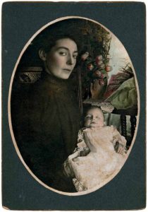 “Interfaz de un griefbot: el eco digital de un ser querido fallecido responde en tiempo real, recreando su voz y estilo de conversación con inquietante verosimilitud.”