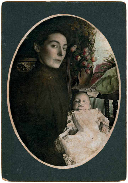 “Interfaz de un griefbot: el eco digital de un ser querido fallecido responde en tiempo real, recreando su voz y estilo de conversación con inquietante verosimilitud.”