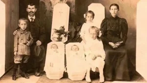 “Retrato postmortem del siglo XIX: una tradición que buscaba preservar la presencia del ser amado más allá de la muerte, entre lo íntimo, lo ritual y lo enigmático.”