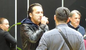 Iker Jiménez, minutos antes de subir al escenario durante la ceremonia de los Premios Talent Land 2025, donde fue reconocido con el galardón a la Mejor Trayectoria Profesional. En un ambiente cargado de respeto y expectación, el comunicador se prepara para recibir una distinción que premia décadas de labor en televisión, radio y plataformas digitales, destacando por su rigor, su capacidad de adaptación a los nuevos entornos comunicativos y su compromiso con la autenticidad. Este momento previo captura la serenidad y la responsabilidad con la que afronta un reconocimiento que pone en valor su influencia en la divulgación y el periodismo contemporáneo.