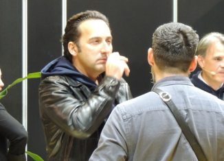 Iker Jiménez, minutos antes de subir al escenario durante la ceremonia de los Premios Talent Land 2025, donde fue reconocido con el galardón a la Mejor Trayectoria Profesional. En un ambiente cargado de respeto y expectación, el comunicador se prepara para recibir una distinción que premia décadas de labor en televisión, radio y plataformas digitales, destacando por su rigor, su capacidad de adaptación a los nuevos entornos comunicativos y su compromiso con la autenticidad. Este momento previo captura la serenidad y la responsabilidad con la que afronta un reconocimiento que pone en valor su influencia en la divulgación y el periodismo contemporáneo.