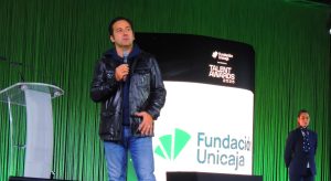 Al recoger el premio a la Mejor Trayectoria Profesional, el comunicador reivindica su autenticidad, explica cómo ha aprendido de los nuevos creadores y anima a no rendirse ante los ataques.