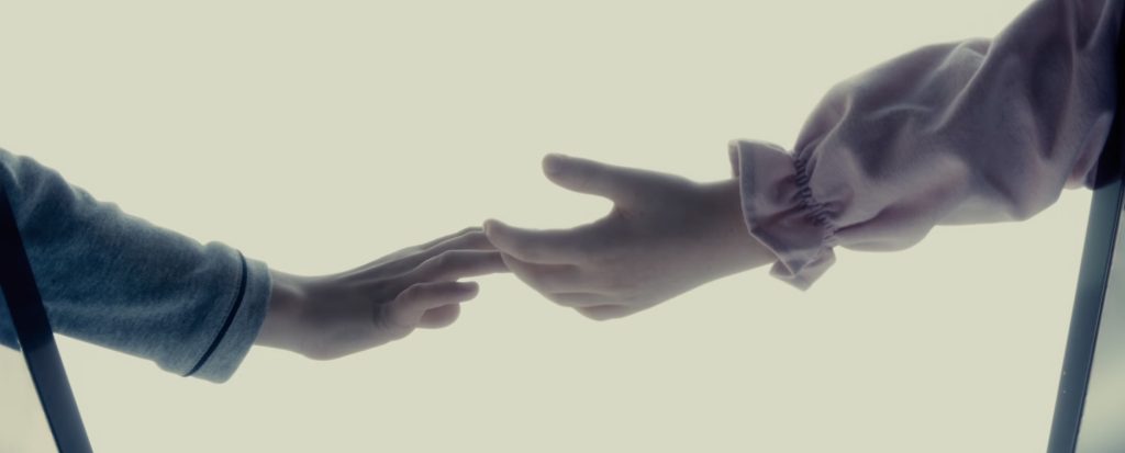 En Disclosure Day, los protagonistas reflejan la tensión entre la duda y la esperanza, un instante fugaz que simboliza el anhelo humano de conexión ante lo desconocido.