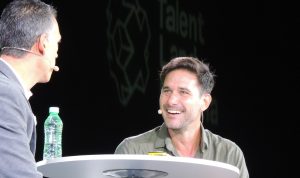 Javier Santaolalla (Burgos, 1982) es físico, ingeniero y uno de los divulgadores científicos en español más influyentes de la actualidad. Doctor en física de partículas, combinó formación en Ingeniería de Telecomunicación y Física para desarrollar una carrera científica que le llevó al CERN y a participar en proyectos de gran impacto internacional. En el ámbito de la divulgación, Santaolalla es creador y cara visible de canales como Date un Voltio y Date un Vlog, con millones de seguidores que consumen su mezcla de ciencia rigurosa, humor y storytelling. Es miembro fundador del colectivo Big Van Ciencia, autor de varios libros de divulgación y ponente habitual en programas de televisión y festivales de ciencia; su estilo cercano lo ha convertido en referencia tanto en España como en América Latina.