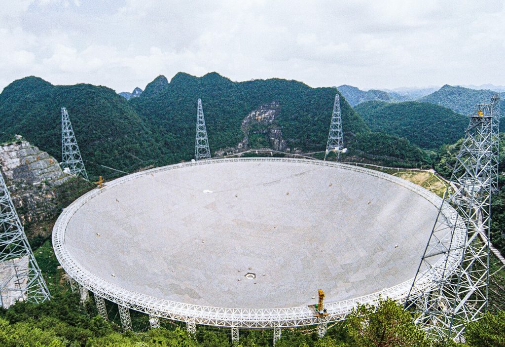 "Vista del radiotelescopio FAST en China, el mayor del mundo, utilizado para estudiar ráfagas rápidas de radio (FRB) y explorar posibles objetos compañeros en el espacio. Foto: Wikimedia Commons / dominio público"