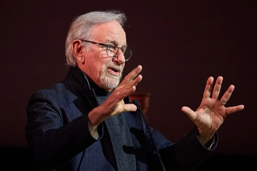 Steven Spielberg, el cineasta que redefinió el imaginario extraterrestre moderno, vuelve a situar el misterio en el centro del debate cultural justo cuando el fenómeno UAP ocupa la agenda institucional de Estados Unidos.