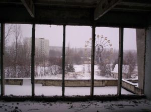 Chernóbil es una ciudad histórica, mientras que Prípiat es la ciudad fantasma construida específicamente para alojar a los trabajadores de la central nuclear. La central lleva el nombre de Chernóbil por proximidad geográfica, pero físicamente se encuentra a unos 3 kilómetros de Prípiat, donde ocurrió la catástrofe de 1986