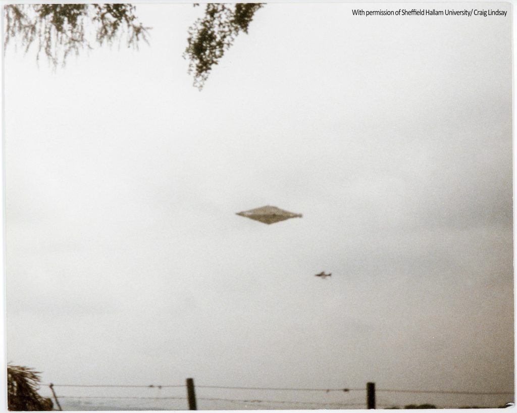 Fotografía de Calvine (Escocia, 1990), una de las imágenes de UAP más enigmáticas conocidas. El objeto fue fotografiado junto a lo que parece ser un avión militar; análisis posteriores no han encontrado evidencias de manipulación de la imagen, aunque su naturaleza continúa sin determinar.
