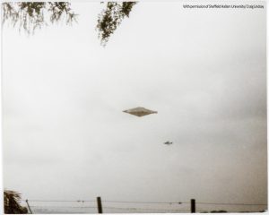Fotografía de Calvine (Escocia, 1990), una de las imágenes de UAP más enigmáticas conocidas. El objeto fue fotografiado junto a lo que parece ser un avión militar; análisis posteriores no han encontrado evidencias de manipulación de la imagen, aunque su naturaleza continúa sin determinar.