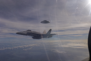 Recreación de un encuentro aéreo entre un avión de combate y un objeto aéreo no identificado (UAP). La escena evoca los numerosos incidentes registrados por pilotos militares en los que se han observado objetos de características y comportamiento aún no explicados.