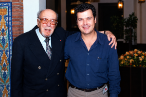 En Septiembre de 2000 la Asociación EDENEX, organizó el que fue el último homenaje en vida al padre de la ufología española. En la foto junto a Alberto Guzmán presidente de EDENEX. Foto: J.L. Peláez.
