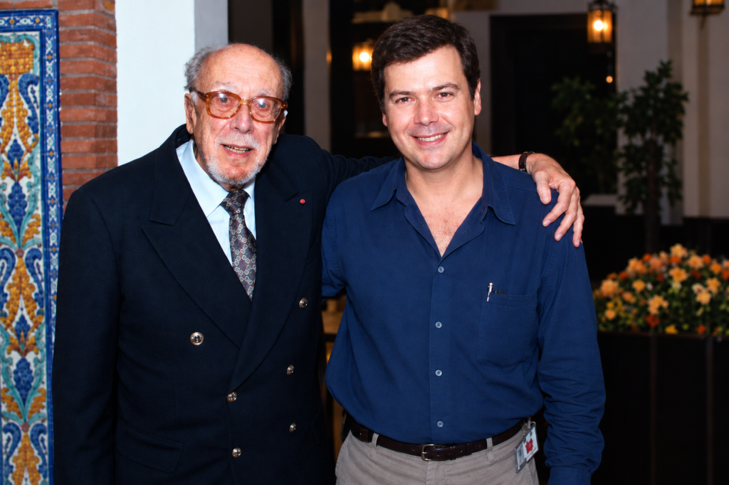 En Septiembre de 2000 la Asociación EDENEX, organizó el que fue el último homenaje en vida al padre de la ufología española. En la foto junto a Alberto Guzmán presidente de EDENEX. Foto: J.L. Peláez.